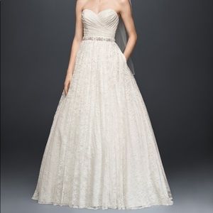David’s Bridal LACE SWEETHEART WEDDING BALL GOWN